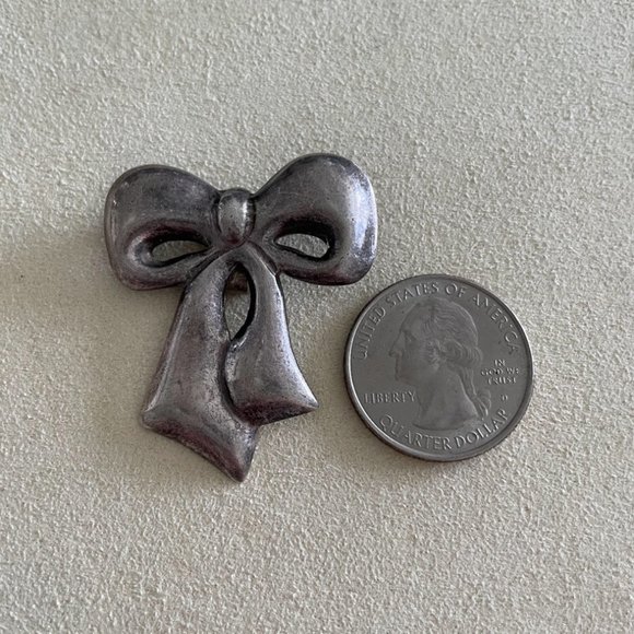 Small CartoonVintage Bow Pendant/Pin - Picture 2 of 3